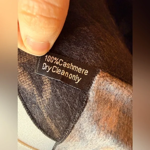 NWT 100% Cashmere wrap - Picture 5 of 5